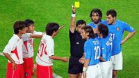 Piala Dunia 2002 menjadi momen tak terlupakan bagi Korea Selatan dan Italia. Sang tuan rumah sukses menjadi negara Asia dengan raihan terbaik sepanjang sejarah Piala Dunia dengan merebut tempat ke-4. Sementara bgi Timnas Italia, Piala Dunia 2002 menjadi momen menyakitkan saat harus tersingkir dari Korea Selatan di babak 16 besar yang diwarnai dengan kepemimpinan kontroversial wasit Byron Moreno yang dinilai sangat merugikan Gli Azzurri. (AFP/Jacques Demarthon)
