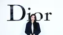 Kim Yuna pilih tampil feminine casual dengan kemeja putih motif floral. Dilapisi dengan setelan blazer dan rok mini navy, serta Mini Lady Dior [Dior]