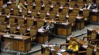 Sejumlah Anggota dewan mengikuti Sidang Paripurna di Kompleks Parlemen Senayan, Jakarta, Selasa (23/2). Sejumlah kursi juga tampak kosong dalam sidang yang membahas pengesahan RUU Tapera menjadi Undang-Undang. (Liputan6.com/Johan Tallo)