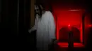 Aktor berperan menjadi hantu saat teatrikal Casa Assombrada di Quinta Nova da Assuncao, Belas, Portugal (13/5). Rumah hantu ini menampilkan penampakan hantu serta jeritan misteri yang dapat menggetarkan nyali pengunjung. (REUTERS/Rafael Marchante)
