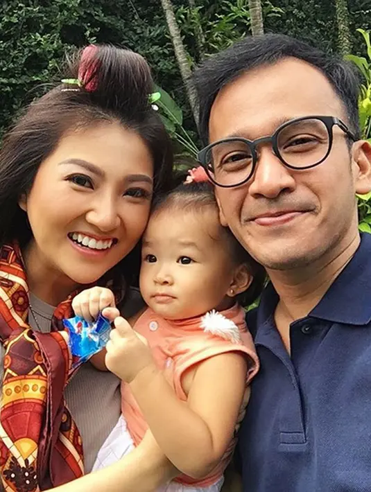 Ruben Onsu dan mantan personel Cherrybelle, Sarwendah resmi menikah pada 22 Oktober 2013 silam. Dari pernikahannya, pasangan ini telah dikaruniai seorang putri yang diberinama Thalia Putri Onsu. (Instagram/ruben_onsu)