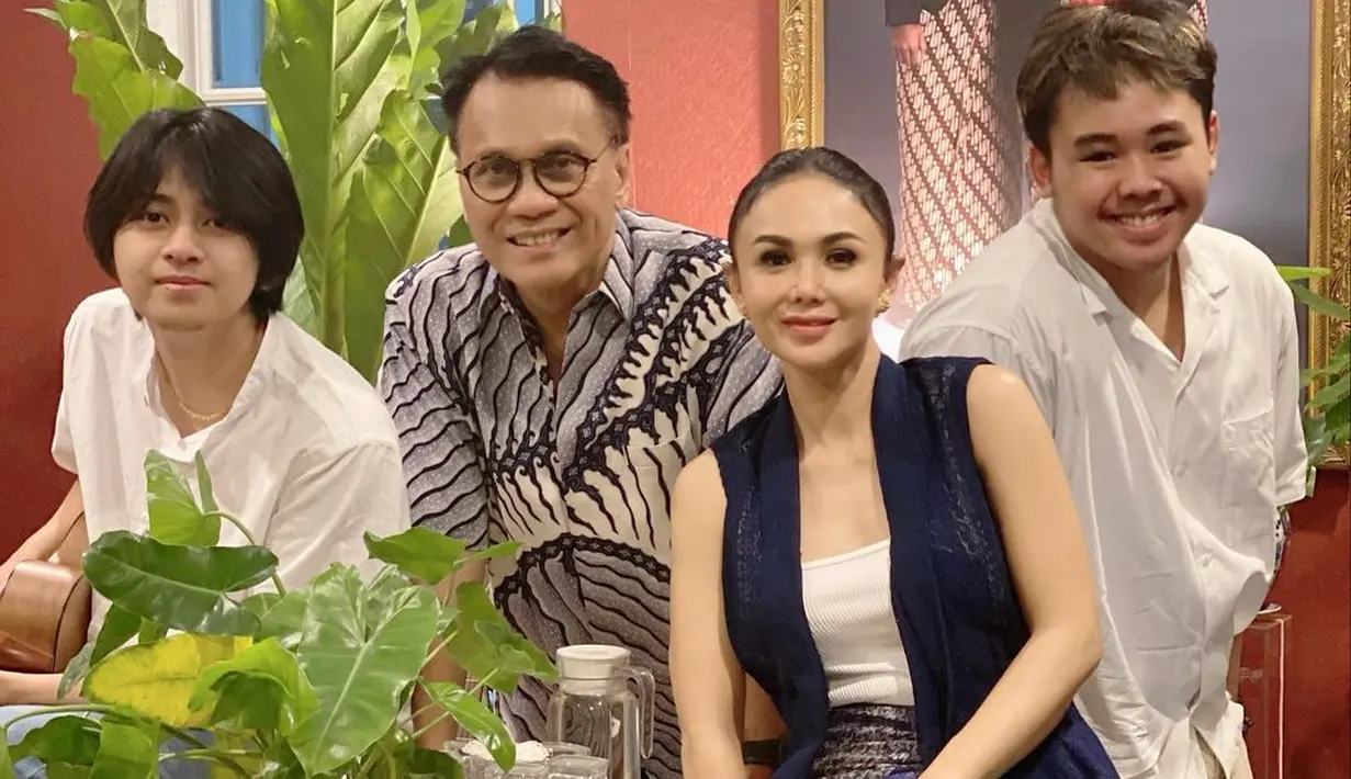 <p>Meski sudah tidak sebagai suami istri, Yuni dan Henry tetap menjalin hubungan baik demi anak-anaknya. (FOTO: instagram.com/yunishara36/)</p>