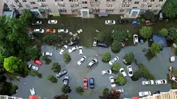 Sejumlah mobil terendam banjir di Wuhan, Provinsi Hubei, Tiongkok (9/7). Risiko Badai Tropis mengkategorikan topan Nepartak ini sebagai kategori 5, yang merupakan kategori tertinggi. (REUTERS)