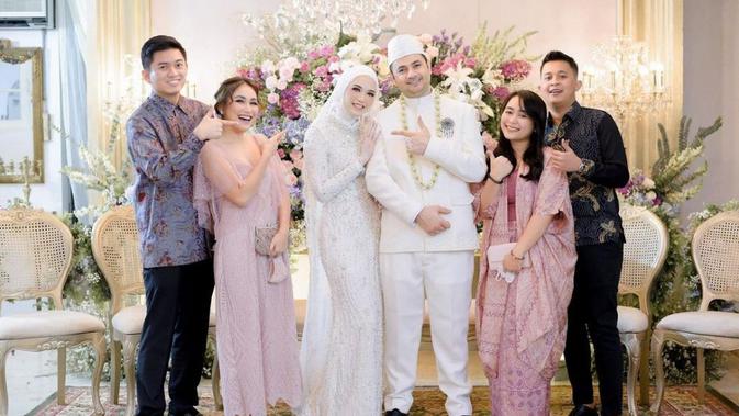 Ayu Ting Ting bersama Adit Jayusman dan adiknya, Syifa yang didampingi kekasih. (Instagram @ramazangoden)
