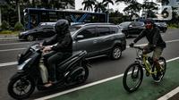 Pesepeda melintasi Jalan Jenderal Sudirman, Jakarta, Senin (18/1/2021). Selain pengetatan PSBB, peningkatan volume lalu lintas pesepeda di Ibu Kota terjadi seiring Penerapan Pembatasan Kegiatan Masyarakat (PPKM) Jawa-Bali. (merdeka.com/Iqbal S. Nugroho)