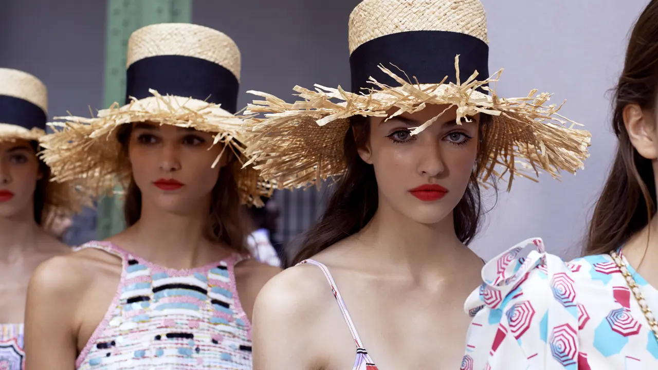 Chanel menghadirkan pantai buatan di dalam Grand Palais