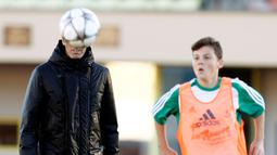 Zidane dalam sesi latihan bersama pemain bola U14 Canton de Vaud, Lausanne, Senin (3/10). Mantan pemain Real Madrid itu ditunjuk sebagai pelatih tamu pada sesi latihan seleksi U14 Canton de Vaud. (REUTERS/Denis Balibouse)