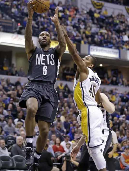 Pemain Brooklyn Nets, Sean Kilpatrick (6) melakukan tembakan melewati jangkauan pemain Indiana Pacers, Glenn Robinson III (40) pada laga lanjutan NBA di  Bankers Life Fieldhouse, Indianapolis, (5/1/2017).  (AP/Michael Conroy)