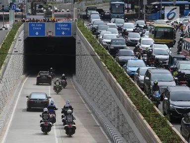 Kendaraan dari petugas Dinas Perhubungan melintasi underpass Kartini di kawasan Lebak Bulus, Jakarta Selatan, Rabu (28/2). Adanya jalan bawah tanah ini diharapkan dapat mengurangi kemacetan di kawasan itu. (Liputan6.com/Arya Manggala)