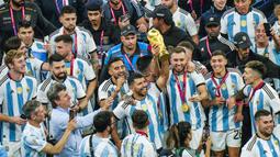 Momen tersebut adalah saat mantan pemain Tim Tango Sergio Aguero larut dalam perayaan bersama para pemain Timnas Argentina. (AP Photo/Francisco Seco)