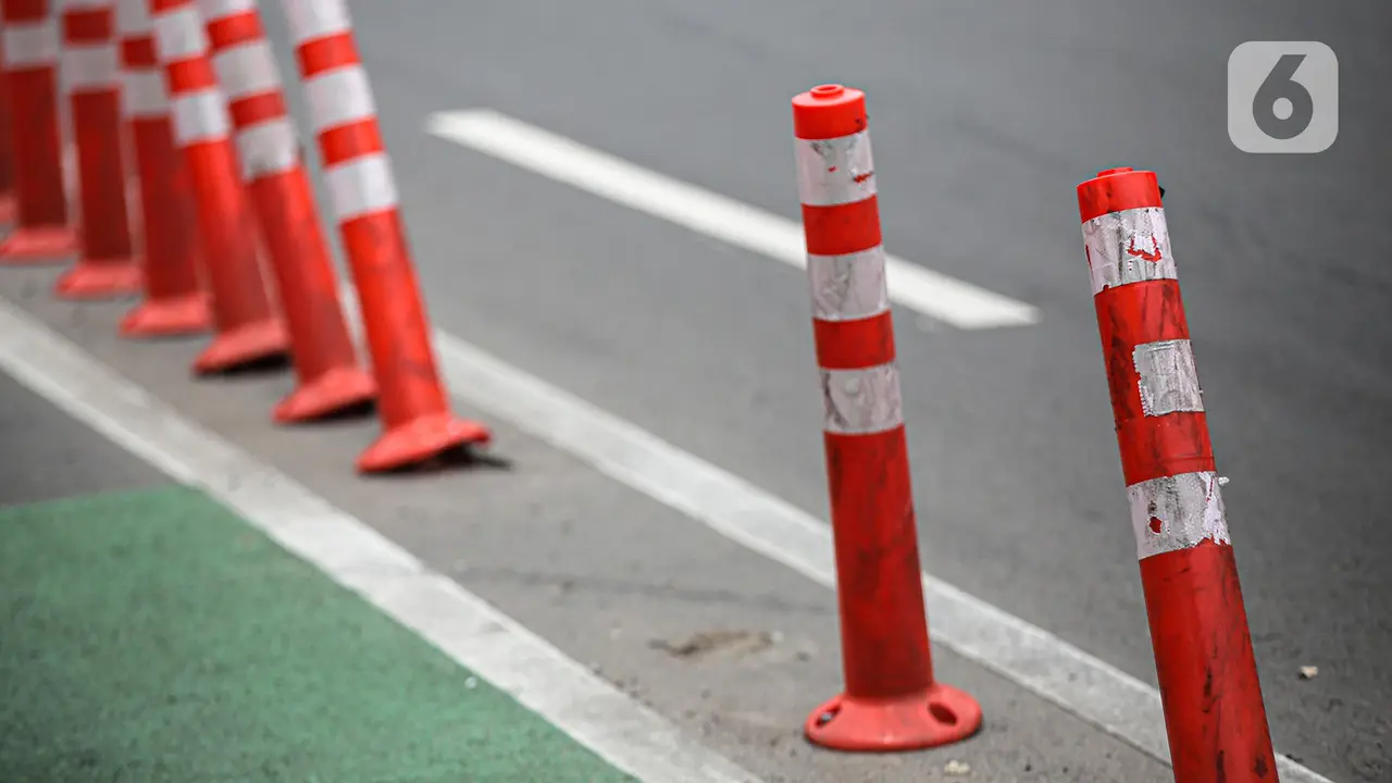 Pembatas Jalur Sepeda Rusak Membahayakan Pengguna Jalan