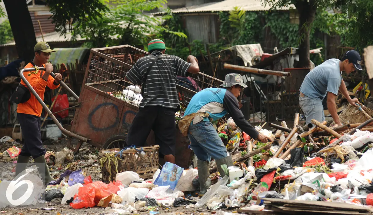 Pekerja melakukan proses bongkar di Tempat Pembuangan Sampah Sementara Kalibata, Jakarta, Senin (4/1/2016). Rencananya, petugas pengangkut sampah juga akan dilengkapi dengan fasilitas pendukung kerja. (Liputan6.com/Helmi Fithriansyah)