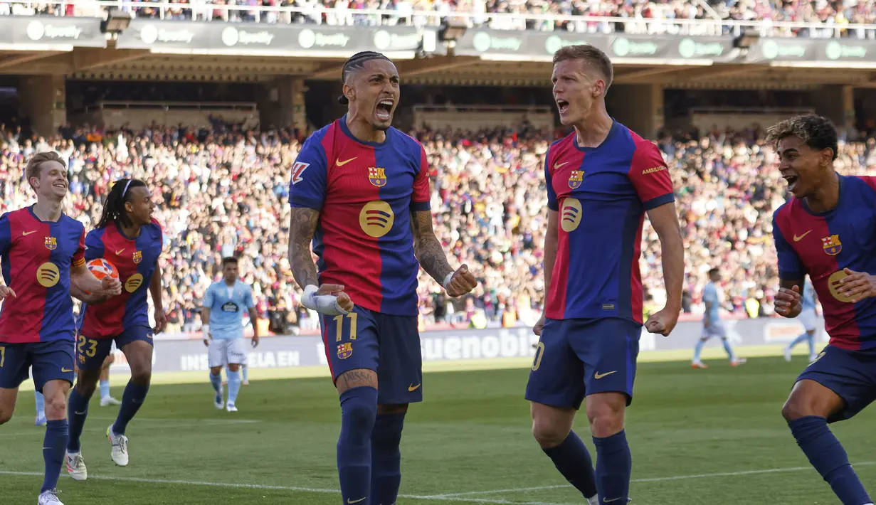 Pemain Barcelona, Raphinha merayakan golnya ke gawang Celta Vigo dalam laga lanjutan Liga Spanyol 2024/2025 di Estadi Olimpic Lluis Companys, Barcelona, Spanyol, Sabtu (19/04/2025). (AP Photo/Joan Monfort)