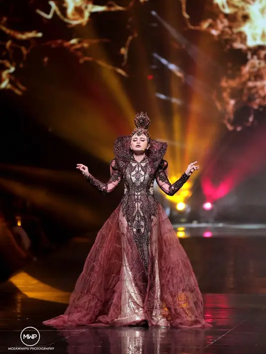 Di atas panggung, tampilan glamor Rossa tak pernag mengecewakan. Selain mengutamakan kualitas suara, Rossa juga sangat peduli dengan penampilannya saat itu. (Instagram/itsrossa910)