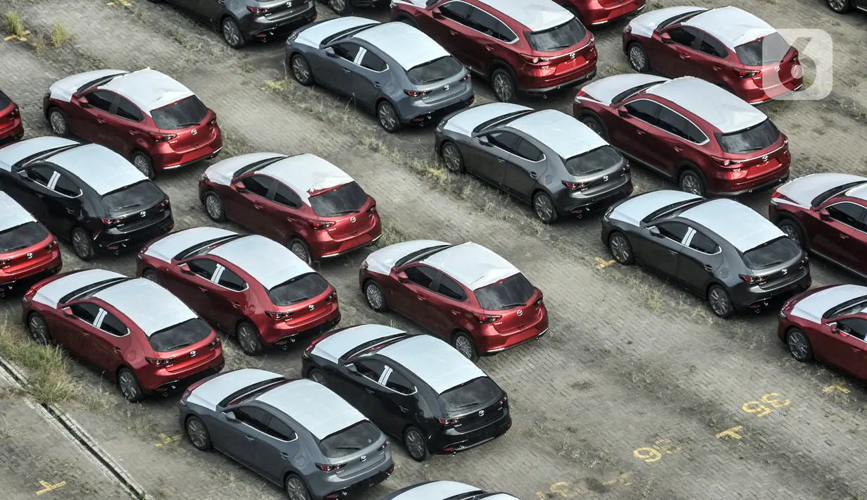 Deretan mobil baru terparkir di kawasan Marunda, Cilincing, Jakarta, Senin (21/6/2021). Pemerintah melalui Kementerian Keuangan memerpanjang diskon 0 persen Pajak Penjualan atas Barang Mewah (PPnBM) hingga Agustus 2021. (merdeka.com/Iqbal S. Nugroho)