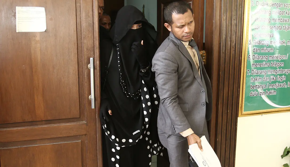 Beberapa waktu lalu tersiar kabar bahwa Indadari tak mau menerima nafkah dari uang hasil joged. Terlebih, pekerjaan yang dilakukan Caisar dari berjoged tidak lagi sesuai dengan agama. Ia menampiknya. (Nurwahyunan/Bintang.com)