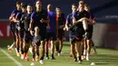 Para pemain RB Leipzig melakukan pemanasan selama sesi latihan di stadion Luz di Lisbon (17/8/2020). Leipzig akan bertanding melawan PSG pada semifinal Liga Champions. (David Ramos/Pool via AP)