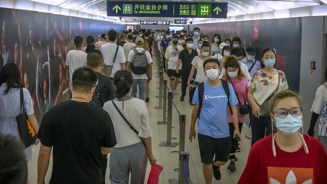 Semua Bermasker, Begini Suasana Jam Sibuk di Stasiun Kereta Beijing