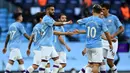 Gelandang Manchester City, Riyad Mahrez berselebrasi dengan rekan-rekannya usai mencetak gol ke gawang Burnley pada pertandingan lanjutan Liga Inggris di Stadion Etihad di Manchester, Inggris (22/6/2020). Mahrez mencetak dua gol dan mengantar City menang 5-0 atas Burnley. (Shaun Botterill/POOL/AFP)