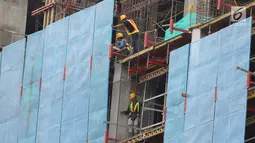 Pekerja tengah menyelesaikan proyek pembangunan gedung bertingkat di Jakarta, Jumat (26/1). Dirjen Bina Konstruksi Kementerian PUPR mengatakan jumlah tenaga kerja konstruksi yang tersertifikasi di Indonesia masih sangat rendah. (Liputan6.com/Angga Yuniar)