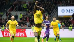 AC Milan kembali ke jalur kemenangan lewat duel dramatis di San Siro. Rafael Leao memborong dua gol kemenangan Rossoneri atas Fiorentina. (AP Photo/Luca Bruno)