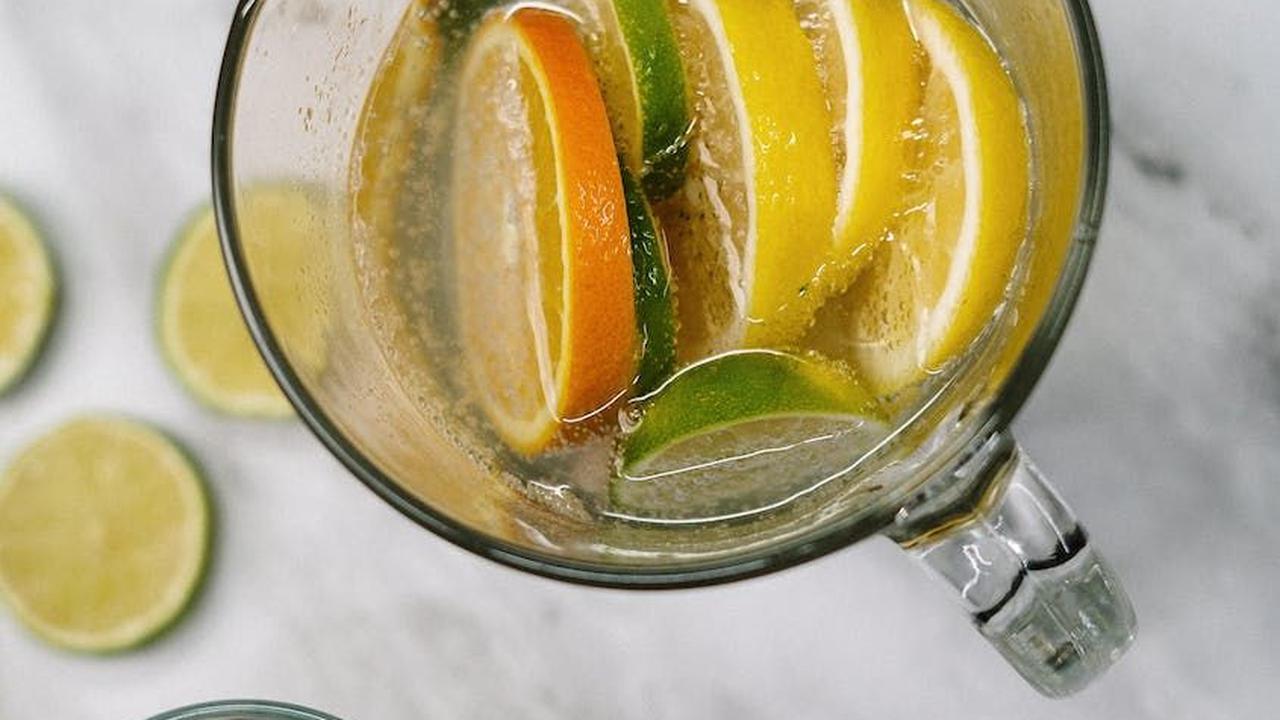 5. Air Lemon: Segarkan Tubuh Tanpa Kafein