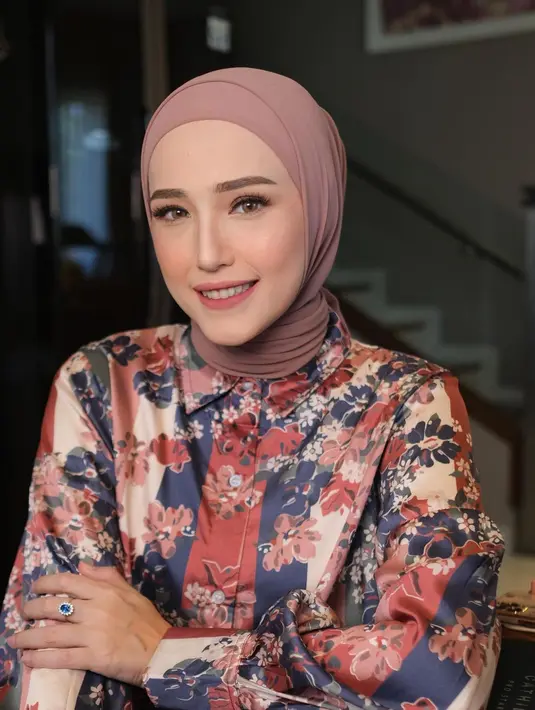 <p>Tampilan Adelia Pasha yang satu ini juga sederhana, tapi menarik untuk ditiru. Menggunakan hijab dari syal panjang yang kemudian sisa kainnya dililitkan di leher, membuat tampilan yang clean, tinggal dipadu padan dengan outfitmu. Foto: Instagram.</p>