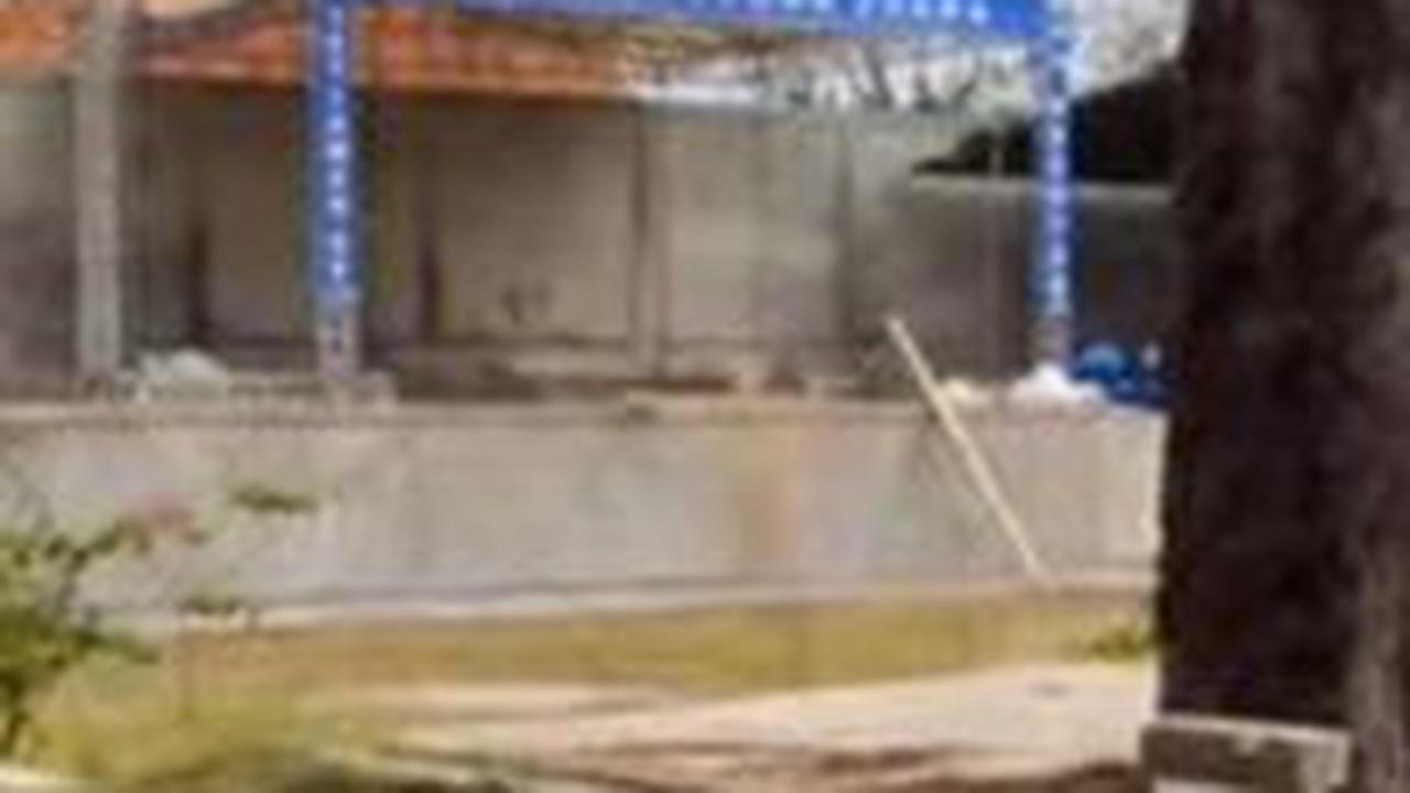 Tak kalah menakjubkan, pada bagian belakang rumahnya terdapat sebuah halaman luas yang mirip dengan lapangan sepak bola beserta panggung mini. Lapangan tersebut mampu menampung orang banyak dengan luas yang memadai.