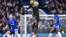 Aksi pemain Brighton, Jose Izquierdo (tengah) mengontrol bola saat diadang pemain Chelsea pada laga Premier League di Stamford Bridge, London, (26/12/2017). Chelsea menang 2-0. (AFP/Ben Stansall)