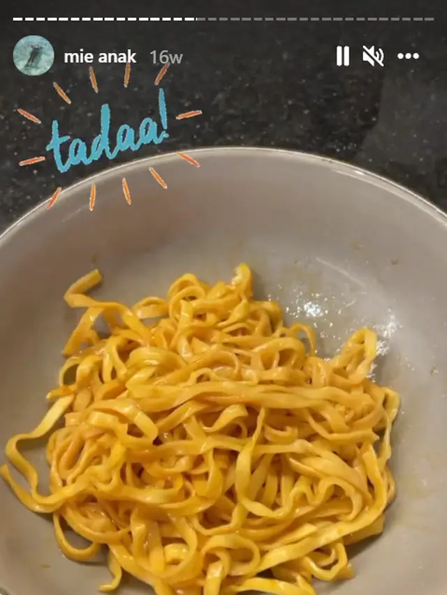 Ayudia Bing Slamet Memask mie goreng untuk anak