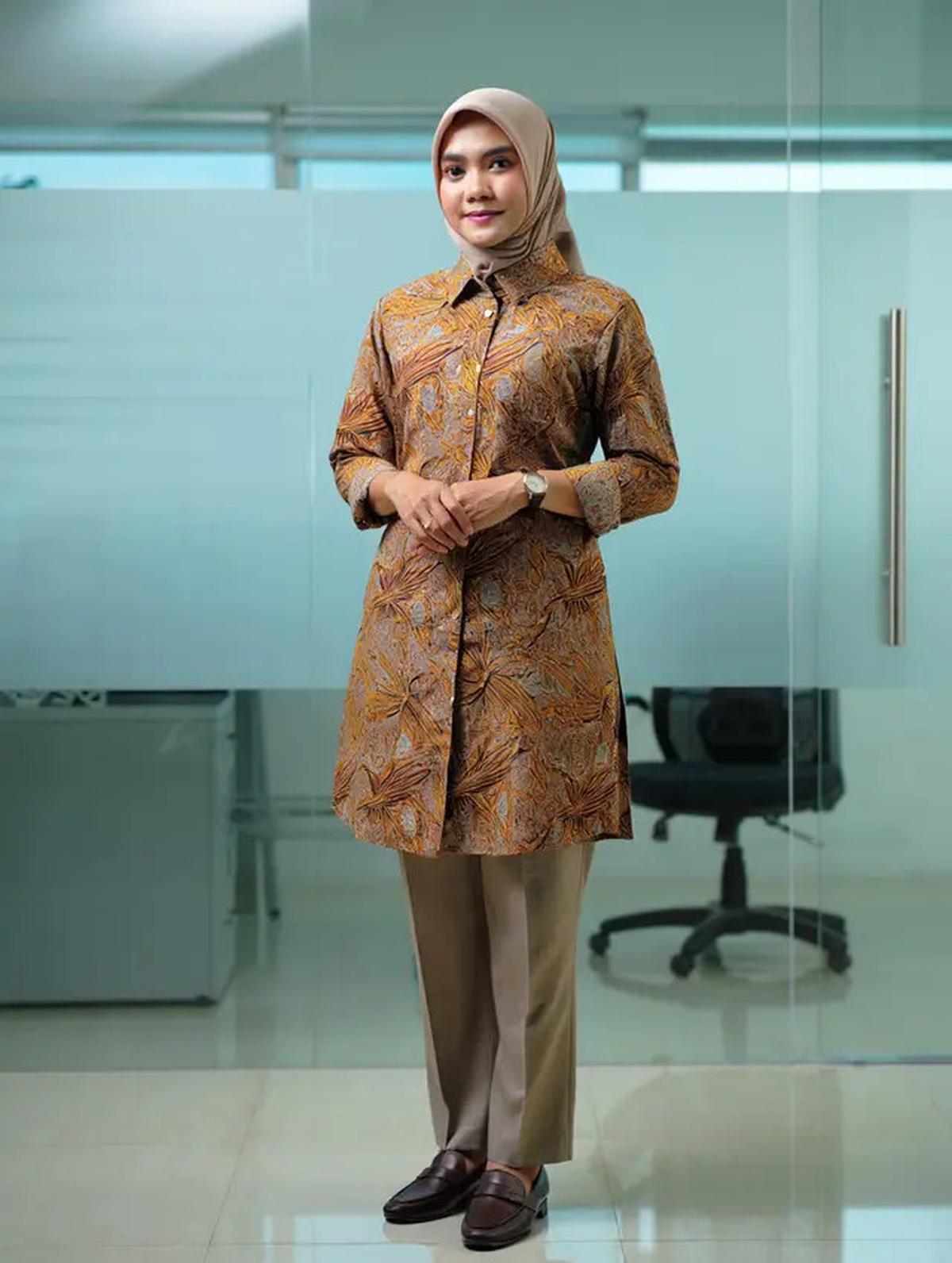 12 Model Baju Batik Tunik Kantor 2025 yang Bikin Gaya Formal Jadi Terlihat Lebih Trendy