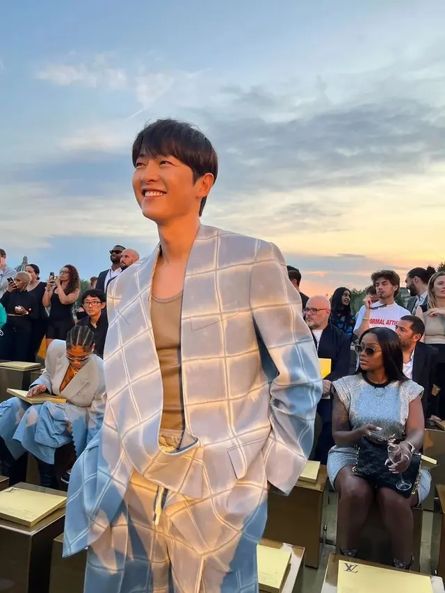 Gaya Hot Daddy Song Joong Ki di Show Perdana Louis Vuitton Karya Pharell Williams