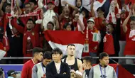 Pelatih Timnas Indonesia, Shin Tae-yong (tengah) bersama para pemainnya berjalan meninggalkan lapangan setelah menderita kekalahan 1-3 dari Timnas Irak pada laga pertama Grup D Piala Asia 2023 Qatar di Ahmad bin Ali Stadium, Al-Rayyan, Doha, Senin (15/1/2024). (AFP/Karim Jaafar)