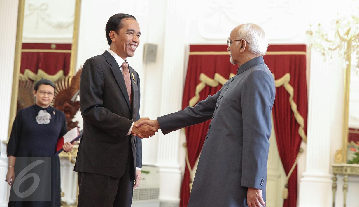 Presiden Joko Widodo berjabat tangan dengan Wapres India Mohammad Hamid Ansari di Istana Merdeka, Jakarta, Senin (2/11/2015). India dan Indonesia membahas kerjasama di bidang keamanan maritim, pendidikan, batubara dan farmasi.(Liputan6.com/Faizal Fanani)