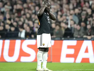 Pemain AS Roma, Romelu Lukaku, melakukan selebrasi setelah mencetak gol ke gawang Feyenoord dalam duel leg pertama play-off fase gugur Liga Europa 2023/2024 di Stadion De Kuip, Jumat (16/2/2024). Kedua tim bermain imbang 1-1.  (AP Photo/Peter Dejong)