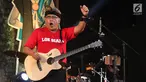 Penyanyi Iwan Fals membawakan lagu sambil bermain gitar dalam Seri Konser Situs Budaya di Panggung Kita, Depok, Sabtu (3/3). Konser Situs Budaya kali ini mengangkat tema budaya dari NTB Kerajaan Lombok dan Bima. (Liputan6.com/Arya Manggala)