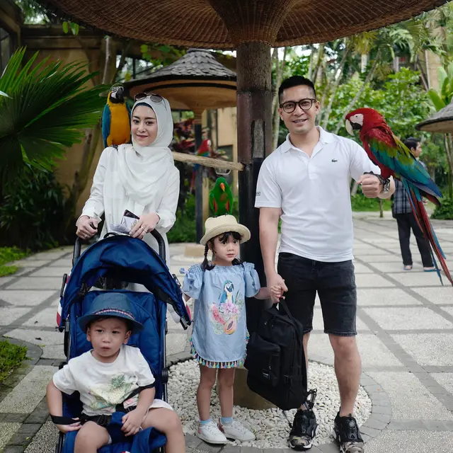 Ketemu Hanya 2 Menit, Ini 6 Potret Kedekatan Detri Warmanto dan Anak