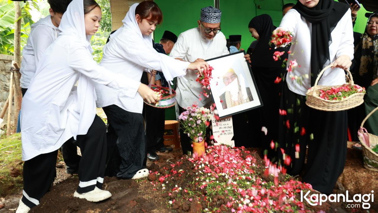 7 Potret Pemakaman Ayahanda Mona Ratuliu, Tangis Haru Iringi Kepergian Almarhum ke Peristirahatan Terakhir