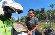 Pemotor Knalpot Brong Sambil Merokok Tanpa Helm Disetop Polisi, Bukan Ditilang Tapi Dihukum Pungut Sampah