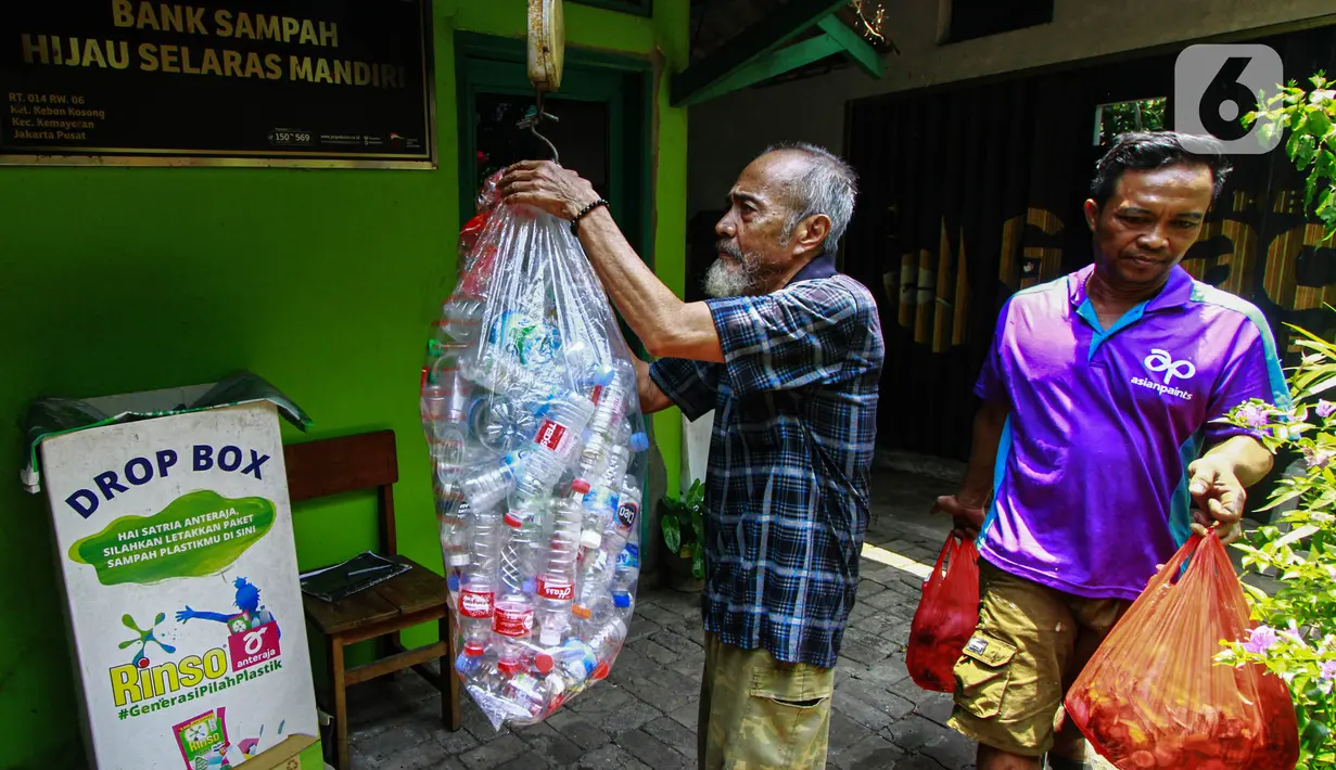 Warga membawa sampah untuk ditampung di Bank Sampah Hijau Selaras Mandiri, Kemayoran, Jakarta Pusat, Selasa (22/10/2024). (Liputan6.com/Angga Yuniar)