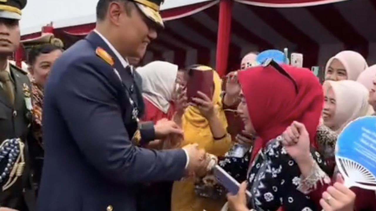 ahy hadapi emak-emak