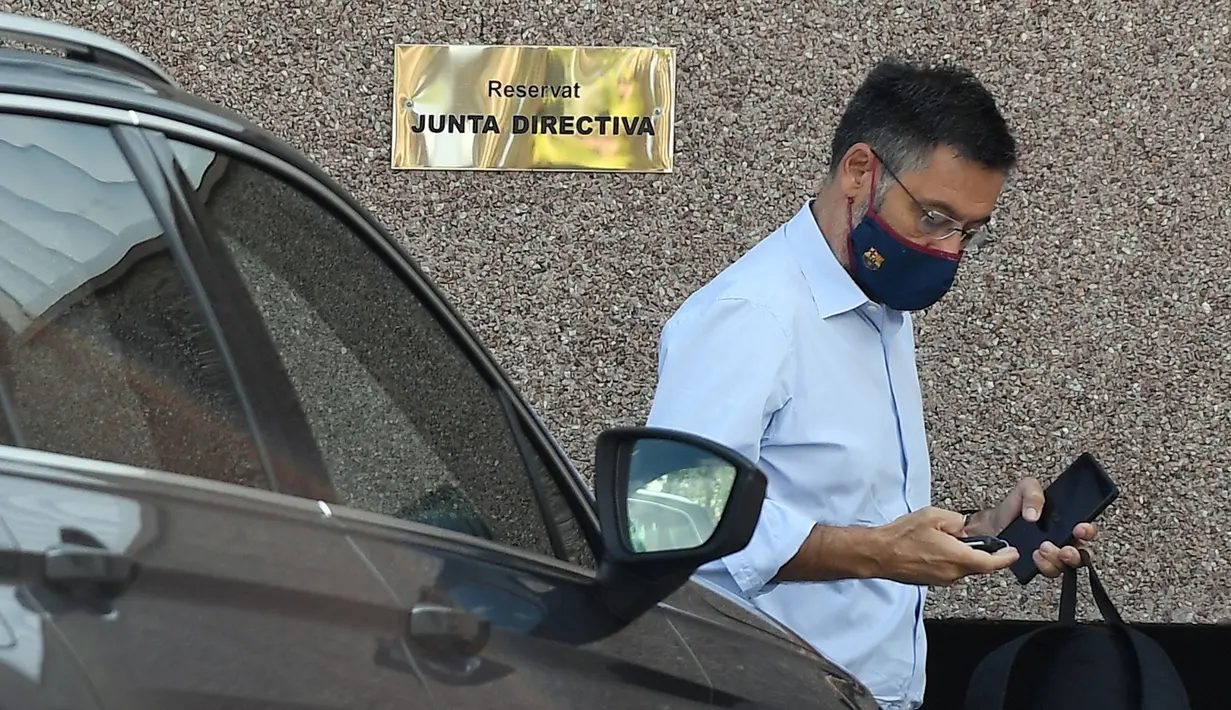 Meski bebas, Keduanya tetap dalam penyelidikan Kepolisian Spanyol yang akan terus mencari bukti-bukti yang memberatkan untuk menjebloskannya ke penjara. (AFP/Josep Lago)