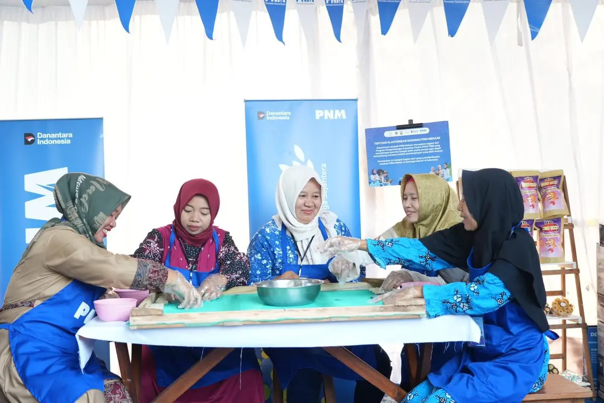 Peringatan Hari Kartini, Eko Purwanti, seorang ibu yang mengembangkan usaha rengginang hasil olahan laut serta katering di pesisir Rembang, Jawa Tengah.
