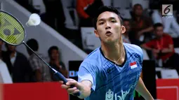 Tunggal putera Indonesia, Jonatan Christie mengembalikan kok saat melawan Son Wan Ho (Korea) pada babak pertama turnamen Indonesia Masters 2018 di Istora Senayan, Jakarta, Rabu (24/1). Jonatan kalah 15-21, 10-21. (Liputan6.com/Helmi Fithriansyah)