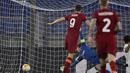 Striker AS Roma, Edin Dzeko (kiri) mencetak gol pertama timnya ke gawang SC Braga dalam laga leg kedua babak 32 Besar Liga Europa 2020/21 di Olimpico Stadium, Kamis (25/2/2021). AS Roma menang 3-1 atas SC Braga dan lolos ke babak 16 Besar. (LaPresse via AP/Alfredo Falcone)