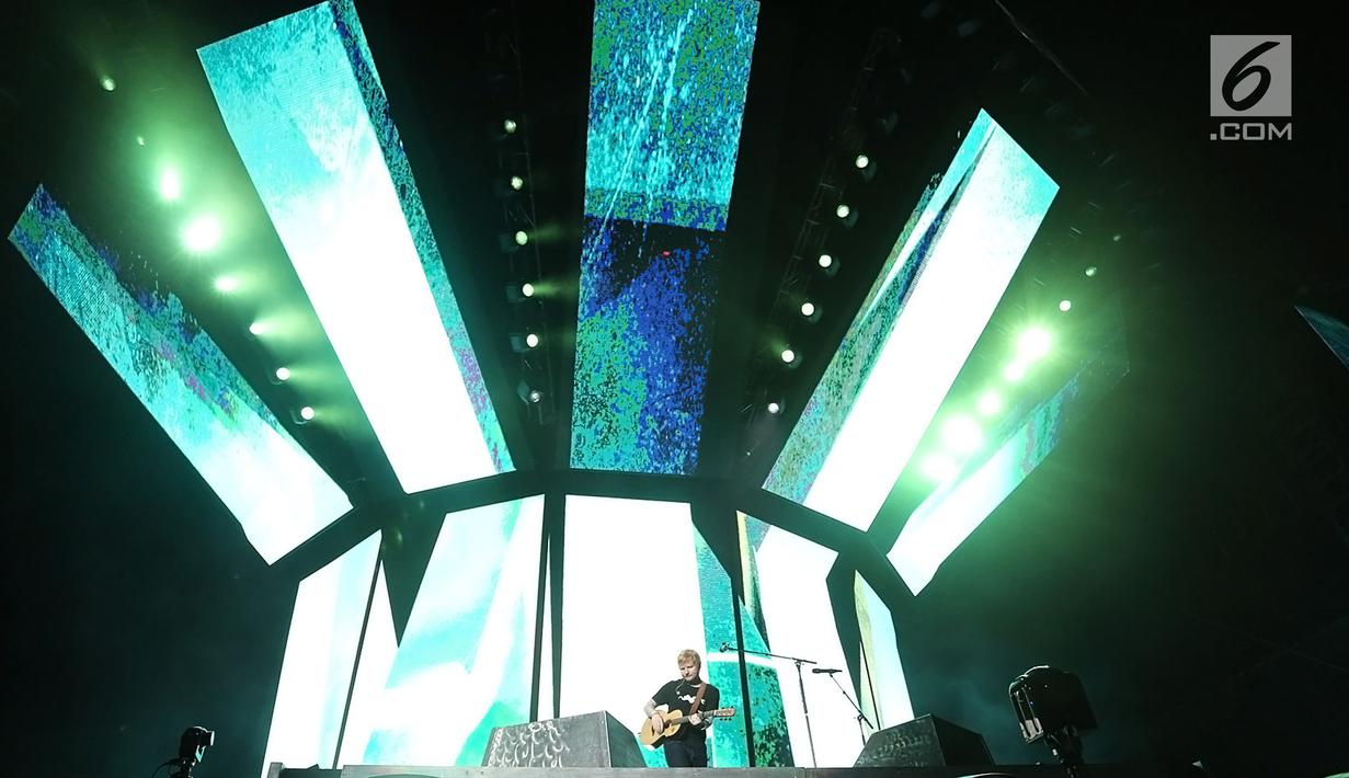 Aksi panggung Ed Sheeran dalam konser Divide World Tour 2019 di Stadion Utama Gelora Bung Karno, Jakarta Pusat (3/5/2019). Dalam konsernya itu, Ed Sheeran sempat membawakan lagu populer dari Justin Bieber berjudul "Love Yourself". (Fimela.com/Bambang E. Ros)