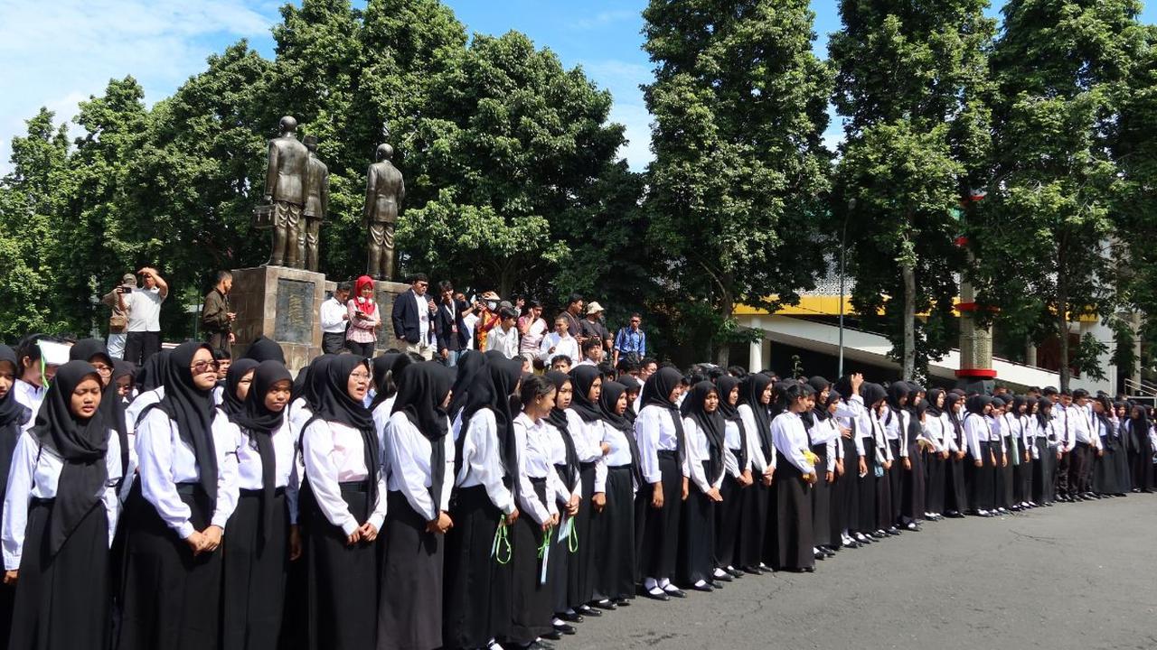 Mereka juga menuntut KPU, Bawaslu dan pemerintah untuk memastikan netralitas penyelenggara negara. Termasuk memberikan teladan terbaik dalam menjalankan tanggung jawab serta amanahnya.&nbsp;<br>