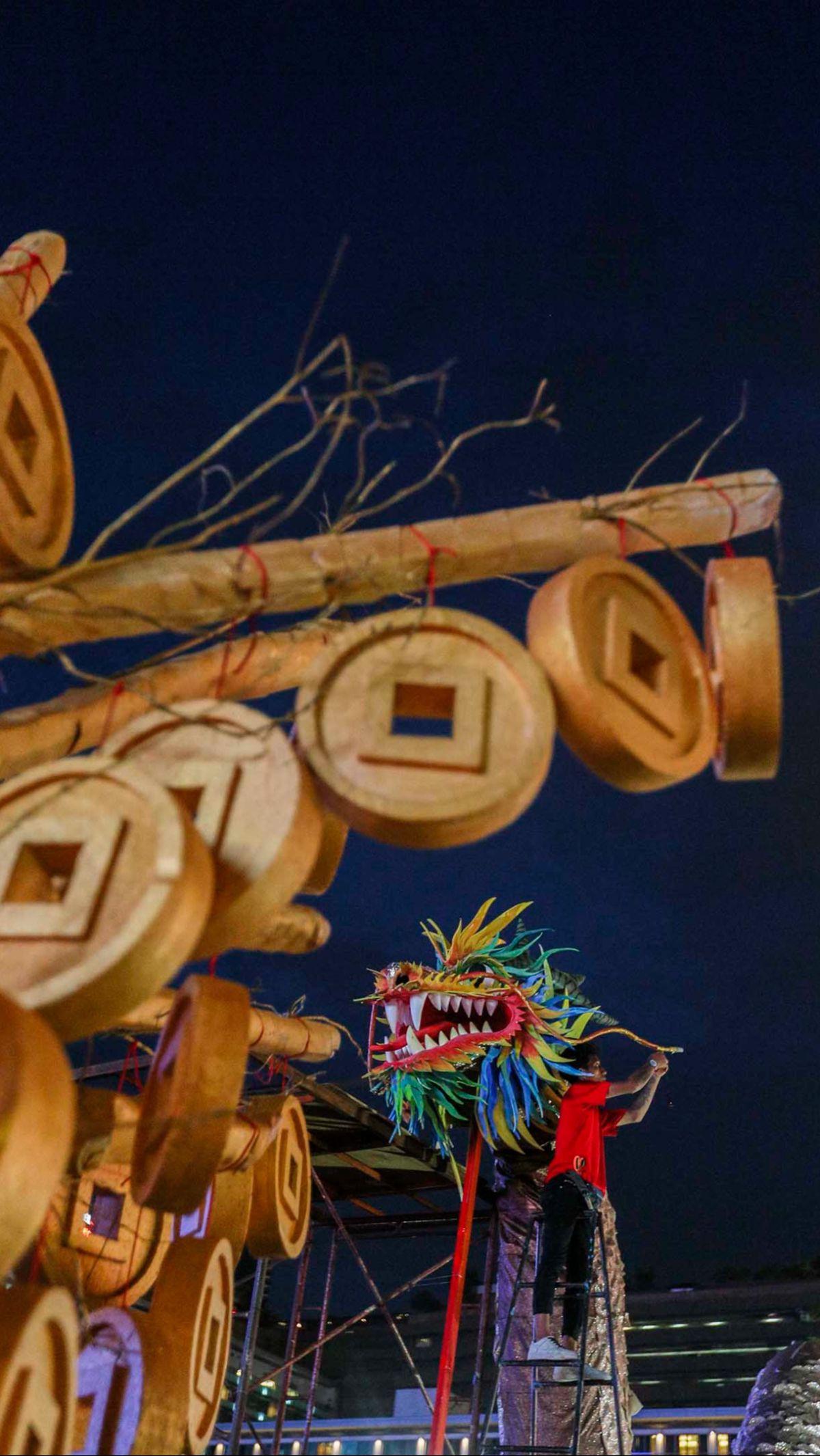 Pekerja memasang dekorasi liong atau naga raksasa untuk menyemarakkan perayaan Imlek di Bundaran HI, Jakarta, Selasa (6/2/2024).&nbsp;Foto: Liputan6.com/Angga Yuniar