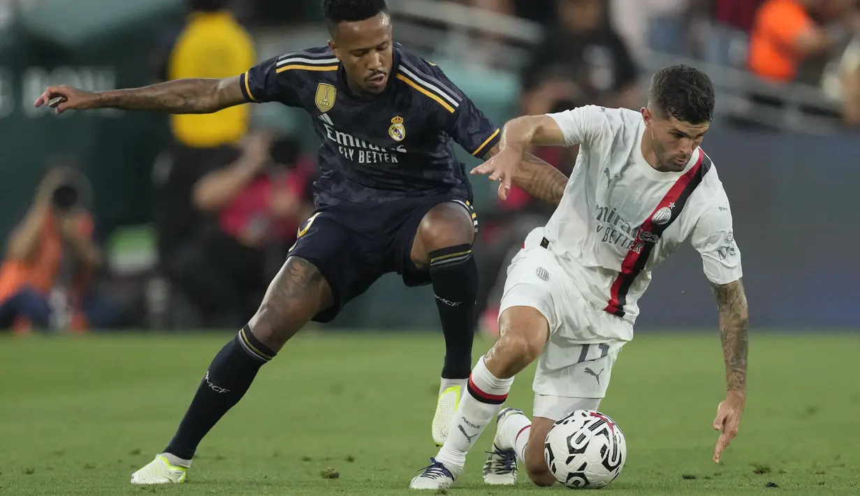 Striker AC Milan, Christian Pulisic (kanan) berebut bola dengan bek Real Madrid, Eder Militao pada laga pramusim 2023/2024 Soccer Champions Tour di Rose Bowl Stadium, Pasadena, California, Senin (24/7/2023) pagi WIB. (AP Photo/Ashley Landis)
