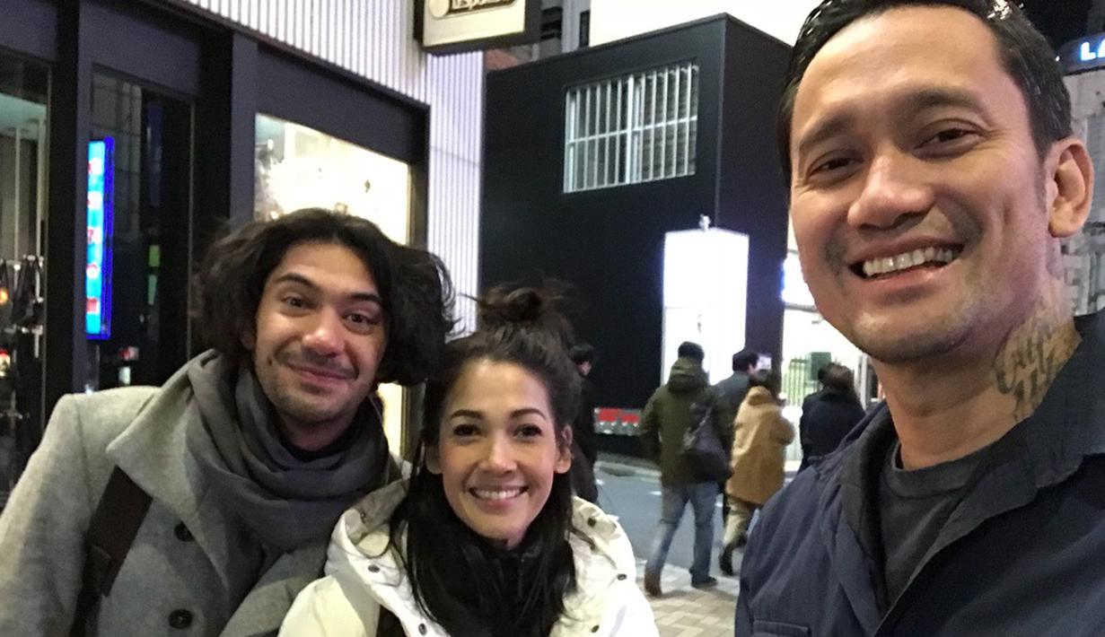 Aktor Tora Sudiro berfoto bersama istrinya, Mieke Amalia dan Reza Rahadian saat liburan di Jepang. Dalam liburannya, Tora bersama keluarga tak sengaja bertemu aktor Reza Rahadian di Jepang. (instagram.com/t_orasudi_ro)